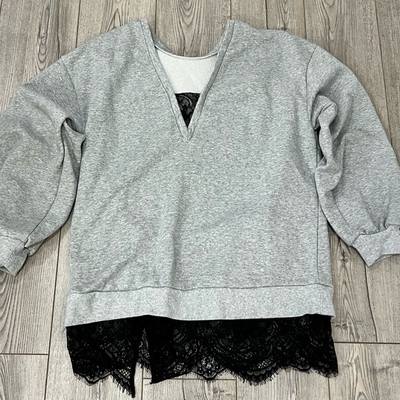 Anthropologie Pilcro Gray Open Back Top w/ Black Lace Trim Size Medium Like New - Picture 6 of 7